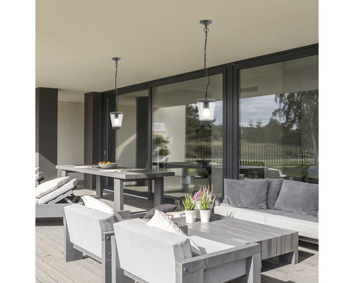 Terasa cu două lămpi suspendate, masă, fotolii și canapea