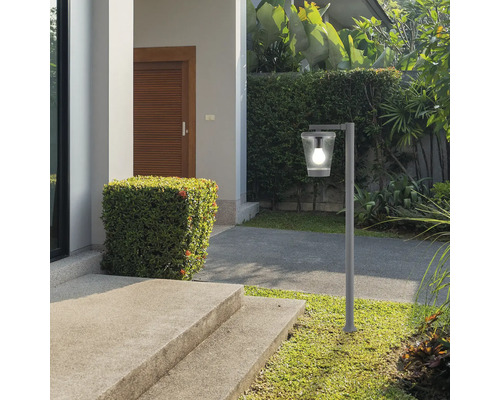 Exterior cu alee de grădină și lampă de exterior