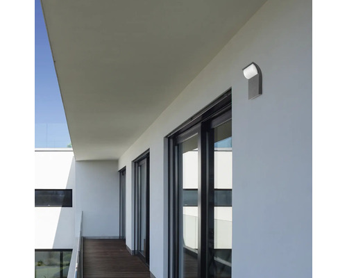 Fațadă modernă de casă cu lampă de perete exterioară pentru iluminat exterior