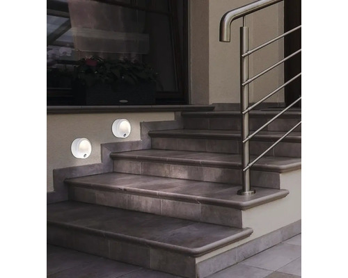 Scară exterioară iluminată cu balustradă din oțel inoxidabil și două lămpi de perete rotunde