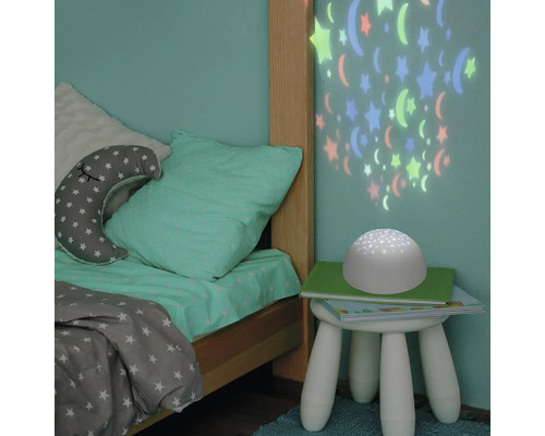 Cameră de copii cu proiector de lumină de noapte care proiectează stele și luni pe perete