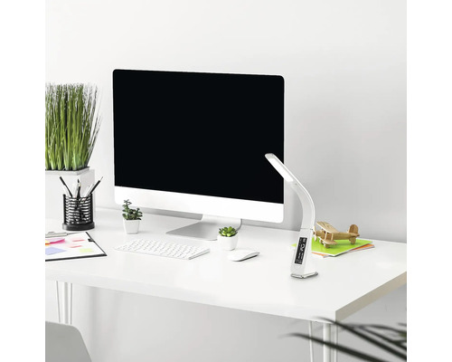 Spațiu de lucru cu lampă de birou, computer și rechizite de birou