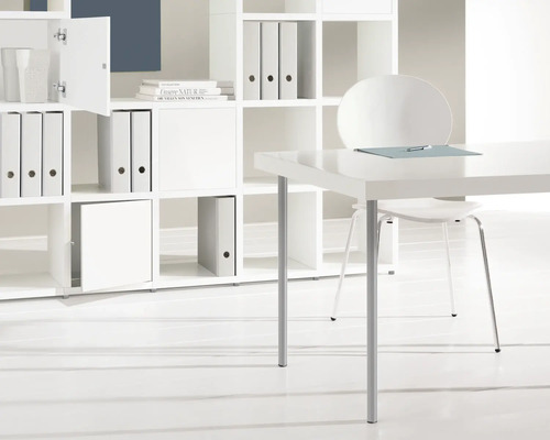 Sistem de rafturi cu compartimente de dulap, dosare, birou și scaun într-o cameră luminoasă.