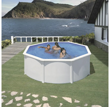 Piscină octogonală cu familie în grădină