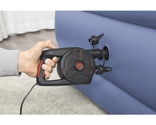 O persoană folosește o pompă electrică de aer pentru a umfla o saltea pneumatică