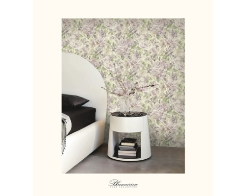 Dormitor cu tapet cu model, pat și noptieră