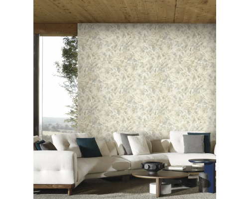 Living cu canapea albă și tapet cu model