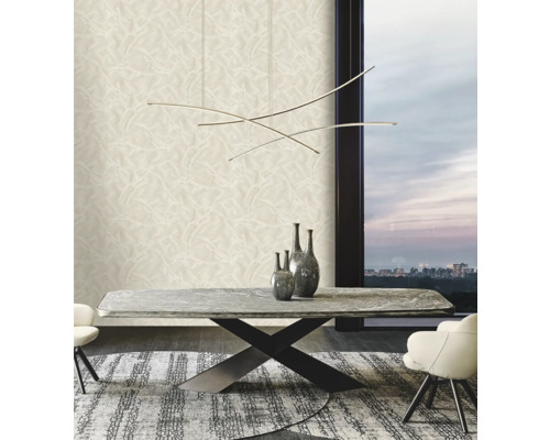 Interior cu masă de sufragerie, scaune, lampă suspendată și tapet cu model