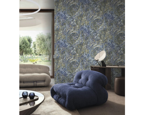 Sufragerie cu tapet cu model, fotoliu și canapea