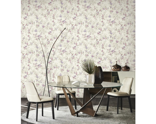 Sufragerie cu tapet cu flori, masă de sufragerie și scaune.