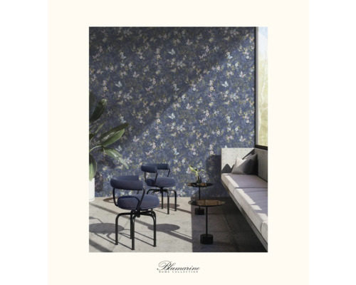 Cameră de zi cu tapet cu model de fluturi, scaune și canapea