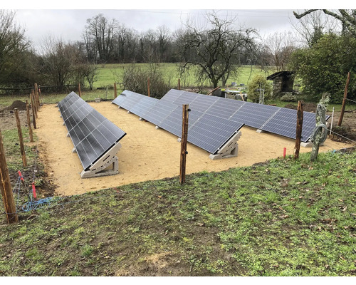 Sistem de panouri solare instalat în exterior pe fundații de beton