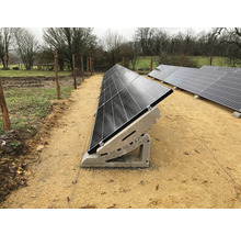Sistem solar cu fundație de beton pe un câmp