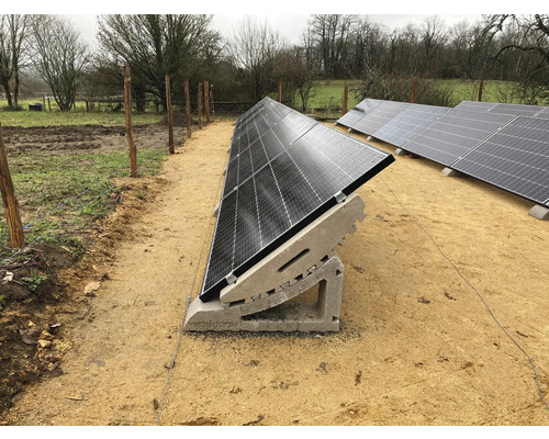 Sistem solar cu fundație de beton pe un câmp