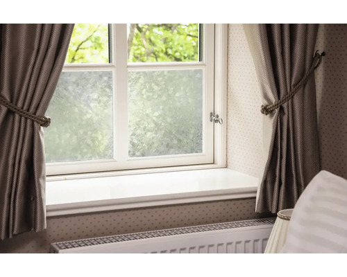 Vedere a unei ferestre cu folie de intimitate și perdele pentru mai multă intimitate și decorare