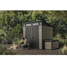 Scenă de grădină cu magazie de scule și ladă, bărbat mângâind un câine