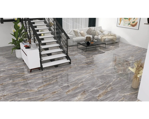 Living luminos cu scară și plăci ceramice cu aspect de marmură