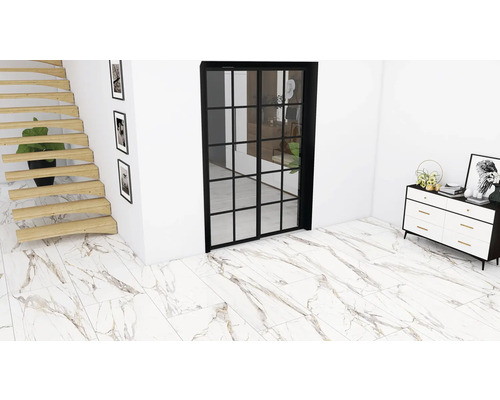 Cameră luminoasă cu scară, ușă glisantă și comodă