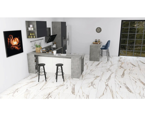 Bucătărie luminoasă cu chicinetă, scaune de bar și podea de marmură