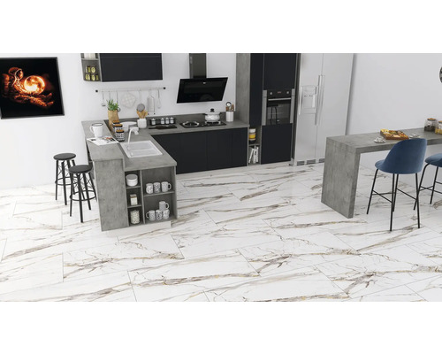 Bucătărie luminoasă cu chicinetă, masă de bar, scaune de bar și gresie cu aspect de marmură.