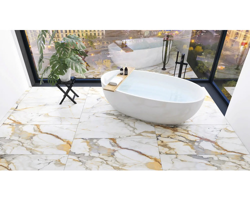 Baie cu cadă independentă și gresie cu aspect de marmură