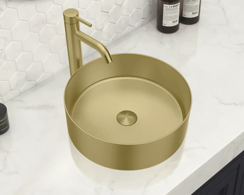 Pe o chiuvetă se află o chiuvetă așezată cu robinet.