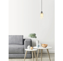 Interior luminos cu canapea gri, mese albe și o lustră decorativă