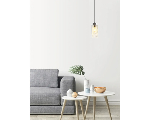 Interior luminos cu canapea gri, mese albe și o lustră decorativă