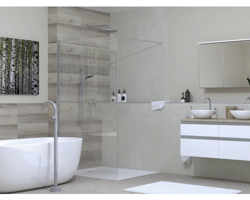 Baie luminoasă cu duș, cadă și chiuvetă