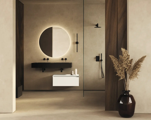 Baie modernă cu oglindă iluminată, lavoar dublu negru și dulap inferior alb.