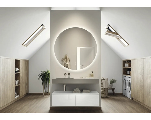 Baie modernă cu chiuvetă, oglindă, ferestre de mansardă și mașină de spălat într-o casă cu mansardă