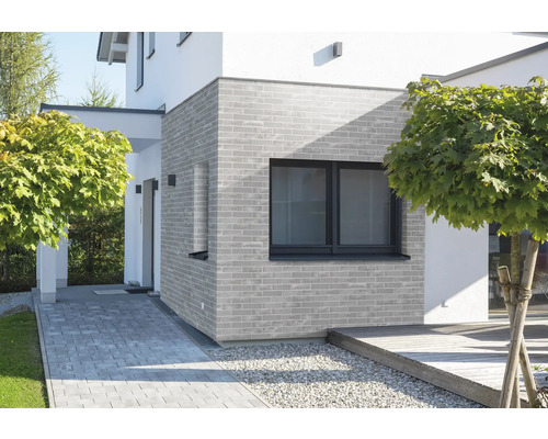 Fațadă de casă cu cărămizi decorative la exterior