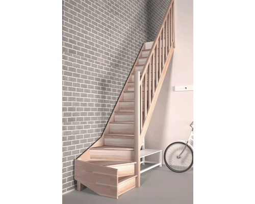 Scară din lemn cu balustradă în fața unui zid de cărămidă