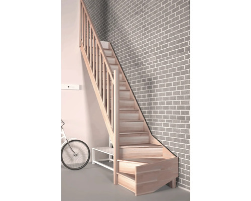 Scară din lemn în interior cu o bicicletă