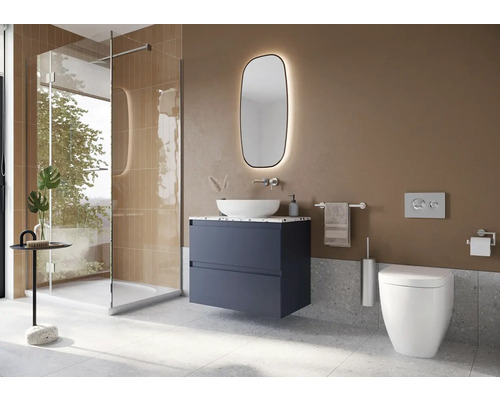 Baie modernă cu duș, chiuvetă, oglindă și toaletă.