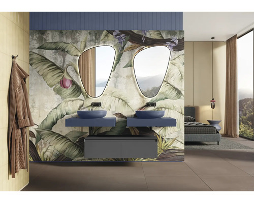 Baie modernă cu două chiuvete, oglinzi și tapet tropical.