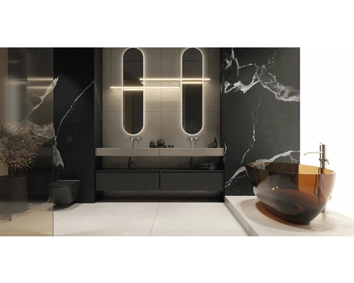 Baie modernă cu cadă independentă, chiuvetă și oglinzi cu iluminare