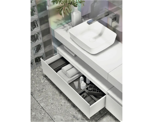 Baie cu lavoar, sistem de sertare deschise și articole de baie