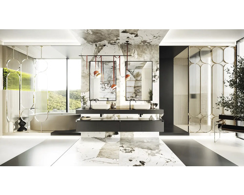 Baie luminoasă cu chiuvetă dublă, oglinzi și cadă în fața unei ferestre