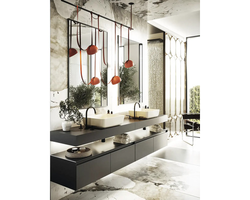 Baie modernă cu chiuvetă dublă, oglinzi și iluminat