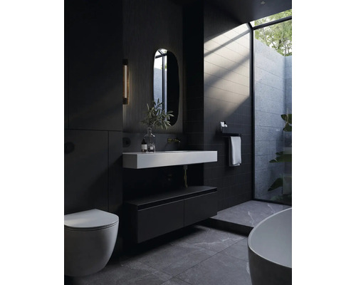 Baie modernă cu toaletă, lavoar, oglindă și cadă