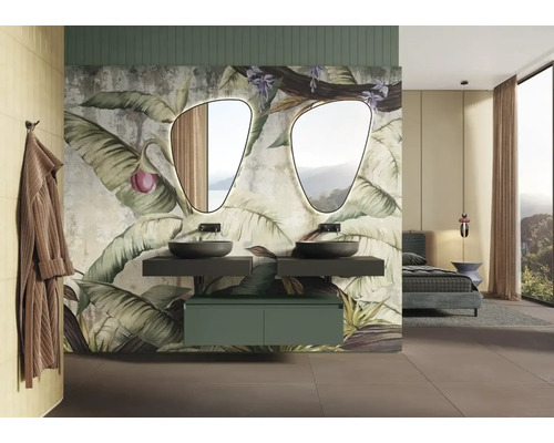 Baie modernă cu lavoar dublu, oglinzi iluminate și tapet tropical