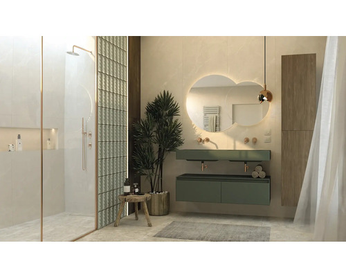 Baie luminoasă cu duș, chiuvetă cu oglindă și decorațiuni