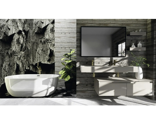 Baie cu cadă, lavoar, oglindă și design de perete cu aspect de piatră și lemn.