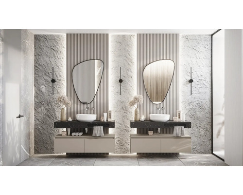 Baie cu două chiuvete, oglinzi și design decorativ pe perete