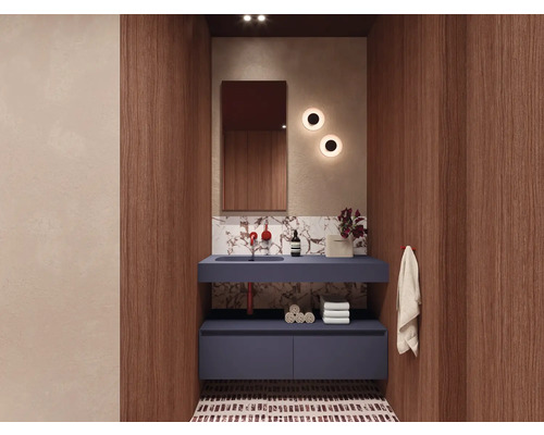 Baie modernă cu dulap sub lavoar, oglindă și prosoape