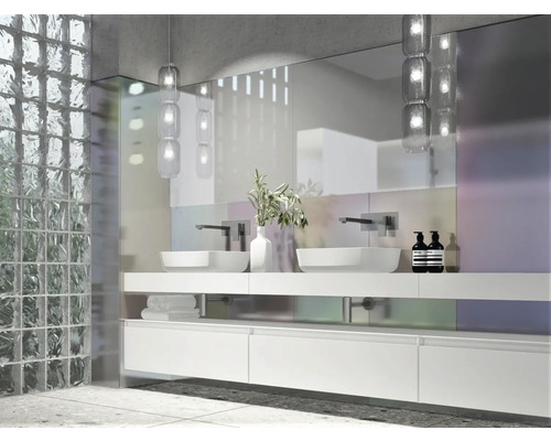 Baie modernă cu chiuvetă dublă, oglindă și blocuri de sticlă