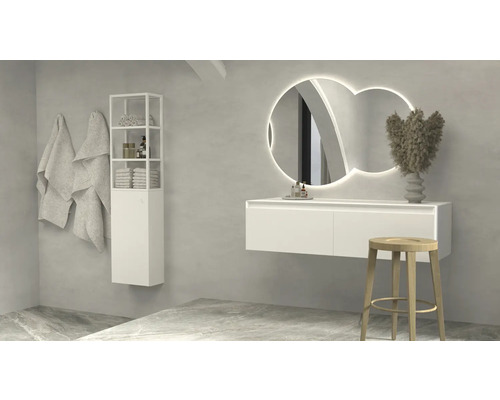 Baie cu lavoar, oglindă cu iluminare, scaun, prosoape și raft