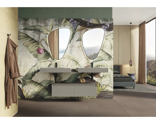 Baie cu lavoar dublu, oglinzi, pictură murală cu motive vegetale și zonă de dormit adiacentă