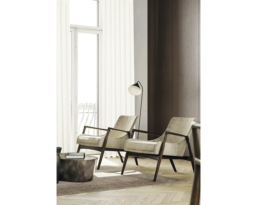 Living cu două fotolii și lampă de podea